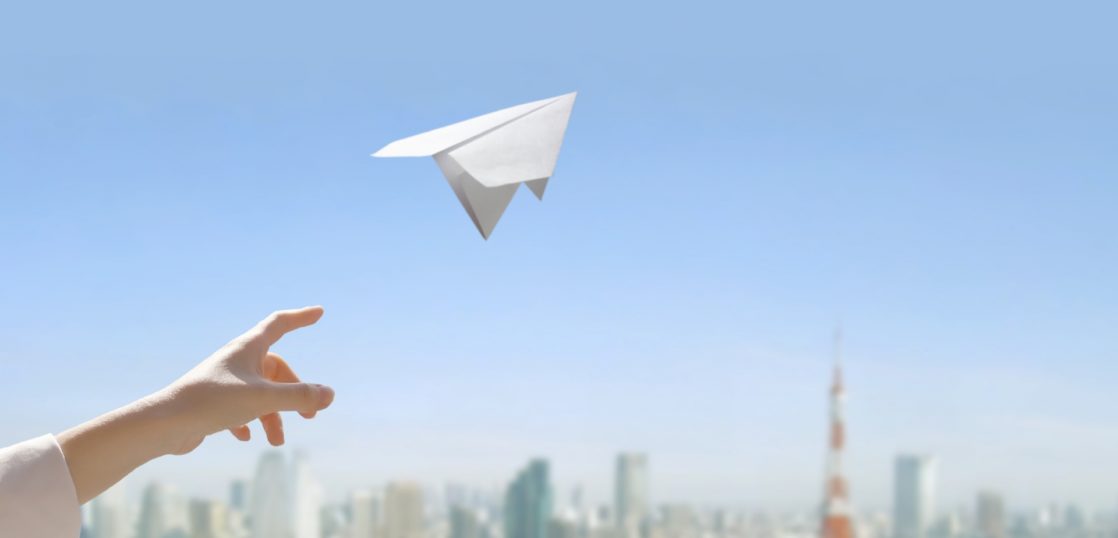 紙飛行機　補助金で明るい未来のイメージ